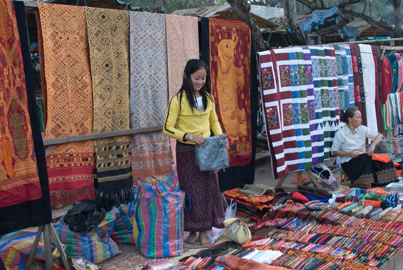 CHI_3566.jpg - luang prabang - man muss hart sein um dem charme der laotinnen und der schönheit der textilien zu widerstehen